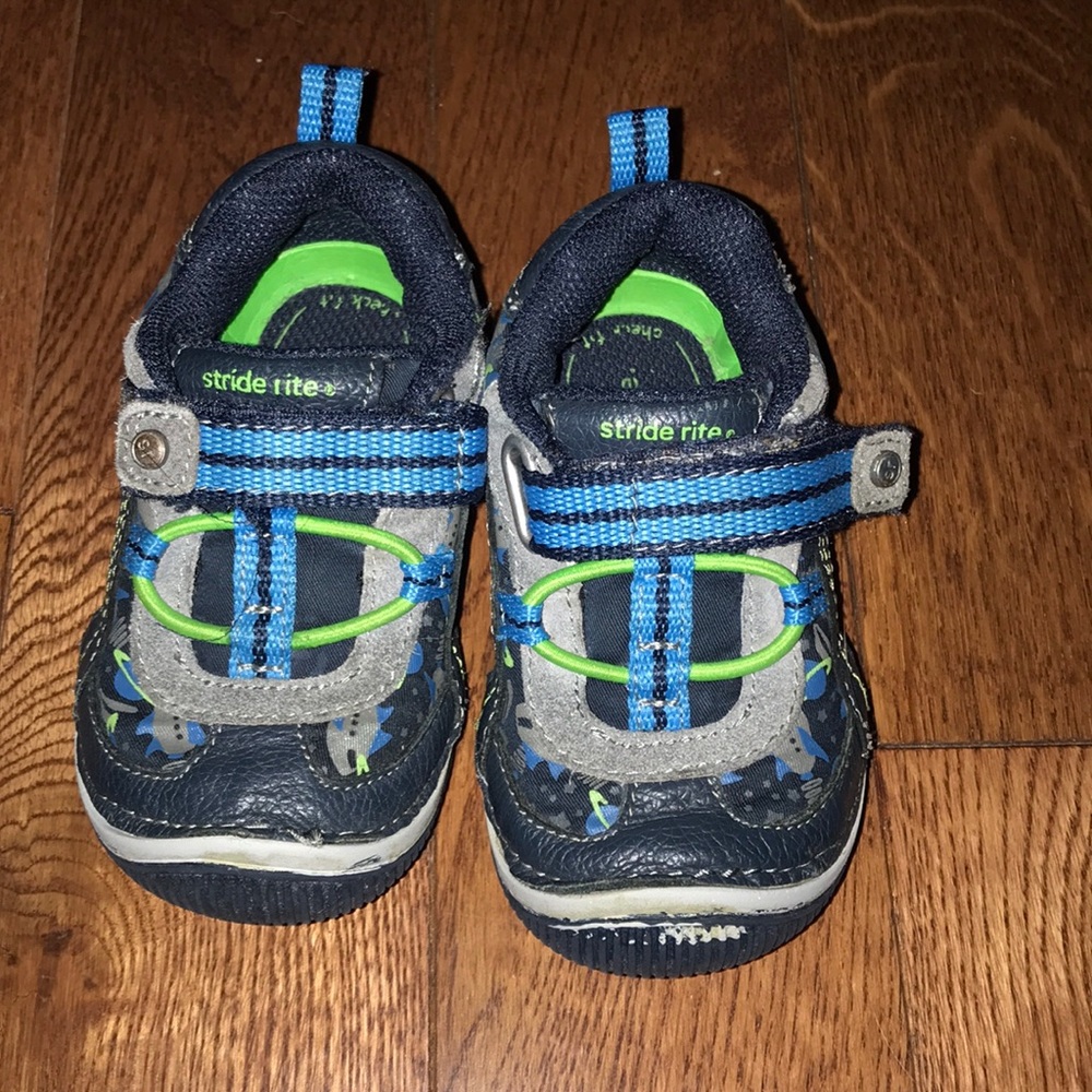 Boys toddler stride rite tennis shoes size 5M
